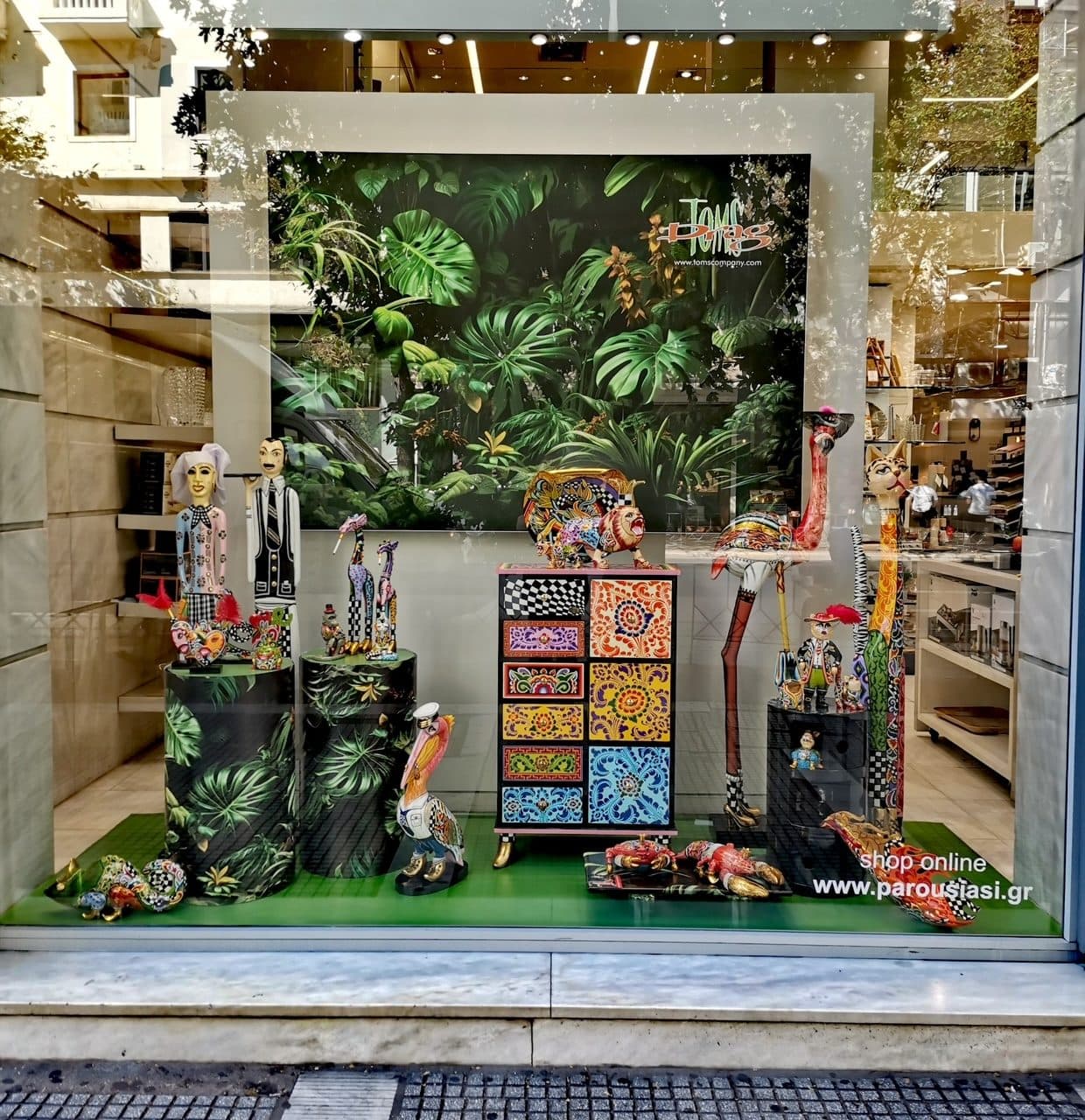 El escaparate de Tom's Drag en una tienda Parousiasi en Grecia